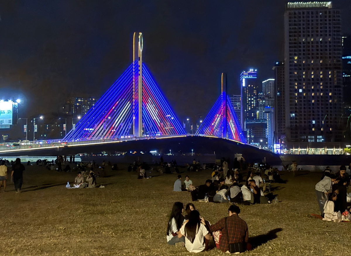 Vue Aston周辺の橋、川沿いの様子