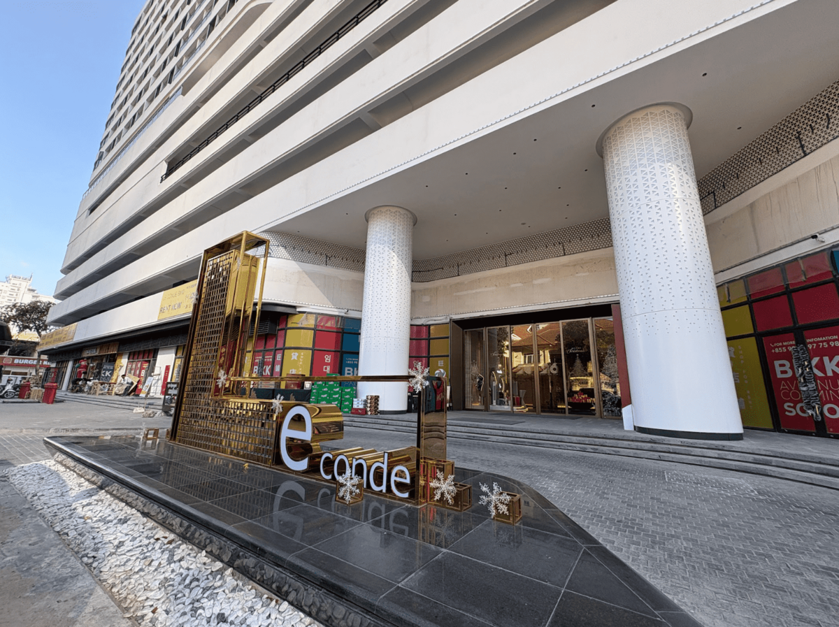 Le Condeのエントランス付近の外装